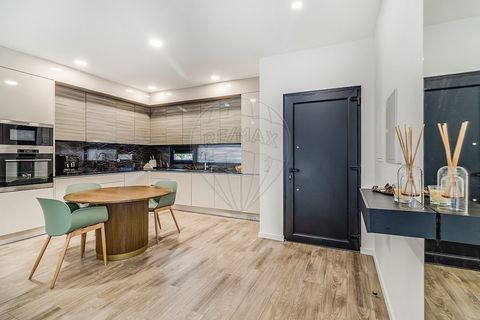 Moradia Moderna e Praticamente Nova em Cheleiros Apresentamos esta moradia com apenas 2 anos, praticamente nova, construída com materiais nobres e acabamentos de alta qualidade. Ideal para quem procura conforto, modernidade e uma localização tranquil...