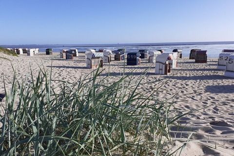 Die Ferienwohnung bietet ein großes Wohnzimmer mit Balkon sowie eine helle Küche mit allem Komfort. Es stehen zwei Schlafzimmer, eines mit Doppelbett und eines mit zwei Einzelbetten zur Verfügung. Weiterhin ist ein helles, modernes Bad vorhanden. Im ...