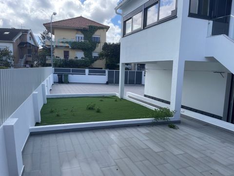 Apresentamos uma oportunidade única no mercado imobiliário: uma moradia bi-familiar, com entradas totalmente independentes e acabamentos de alta qualidade, situada em uma localização privilegiada, em Queijas, com fácil acesso à A5 e a apenas minutos ...