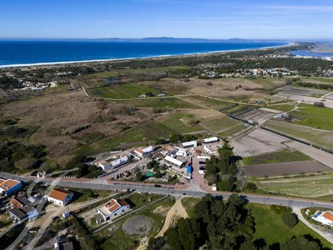En una de las zonas más populares de Comporta y a poca distancia de la playa de Pego. Inserta en una parcela de 1058 m2, encontramos esta villa para reformar de 144 m2, con capacidad para construir hasta 250 m2 con un anexo de 25 m2. La villa actual ...