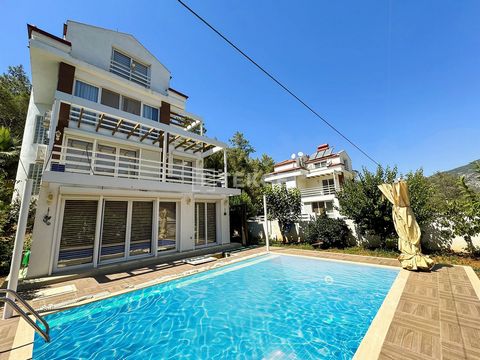 Villa individuelle avec jardin et piscine privée à Ölüdeniz Fethiye La villa est située à Hisarönü, dans le quartier de Fethiye à Muğla. Fethiye est une région dynamique où vous pourrez pratiquer de nombreuses activités sportives telles que le parape...
