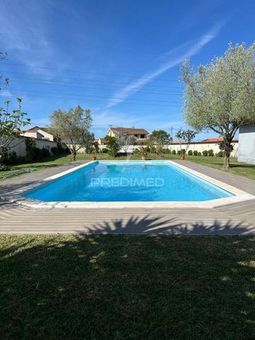 Descubra esta cativante moradia implantada num terreno de 2301m2, graciosamente localizada numa zona tranquila de Vieira de Leiria, oferecendo uma experiência verdadeiramente excecional e panorâmica. Esta moradia espaçosa, promete um retiro idílico, ...