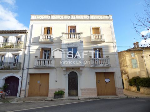 Maison de Maître, 3 garages et cour.
