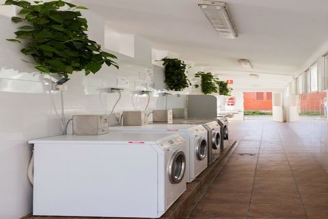 Los bungalows se encuentran en una tranquila ubicación en un camping pequeño y acogedor, parcialmente a la sombra de los árboles. Estos bungalows cuentan con dos dormitorios. La piscina del Camping La Llosa abre desde el 17 de abril.
