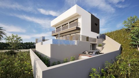 Moradia de Luxo com vista baía do Funchal Fabulosa moradia T3 com uma vista deslumbrante sobre a baía do Funchal. Composta por 3 Pisos. Acesso feito por escadas ou elevador. No piso R/C garagem para duas viaturas, WC de apoio e área técnica da piscin...