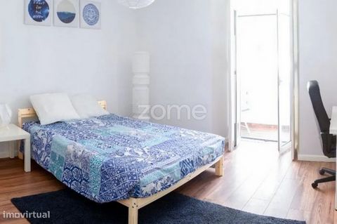 Identificação do imóvel: ZMPT576215 Situado na Rua António Pedro, no coração de Arroios, este espaçoso apartamento de 150m² foi remodelado em 2018, oferecendo uma excelente oportunidade tanto para investidores como para quem procura uma habitação pró...