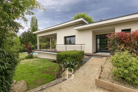 Nichée au coeur de la vallée de la Bièvres, à 15 km de Paris, entre Versailles et Sceaux, Barnes vous propose au sein d'un lotissement privé et sécurisé de 5 lots, cette magnifique maison contemporaine d'environ 240 m², édifiée sur un parc paysagé de...