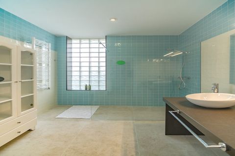 En el exterior de esta encantadora villa, se encuentra una piscina de cloro de 12 metros de largo por 3.8 metros de ancho y profundidad variable. Rodeada de zonas ajardinadas, tumbonas y una amplia área de porche, los huéspedes pueden disfrutar de vi...