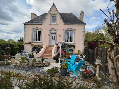 EXCLUSIVITE -PLEVIN- Charmante maison de 4 pièces sur sous-sol surélevé avec sa piscine hors sol, son grand jardin arboré/paysager et ses dépendances