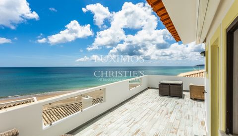 Moradia com cinco quartos , numa localização privilegiada , a poucos metros da praia de Salema . Esta moradia, cheia de carácter típico do Algarve , pode ser o retiro ideal para viver, passar férias em família ou como investimento para rentabilizar, ...