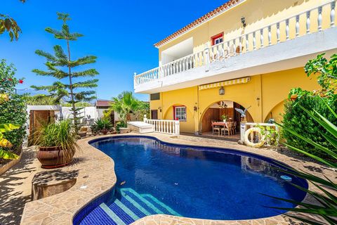 Villa  in  El Médano/Teneriffa In ruhiger und bevorzugter Wohnlage von El Médano, nur wenige Gehminuten vom Meer entfernt, präsentiert sich dieses freistehende Einfamilienhaus (ca. 280 qm Fläche) auf einem schönen Grundstück mit ca. 658 qm. Die Immob...