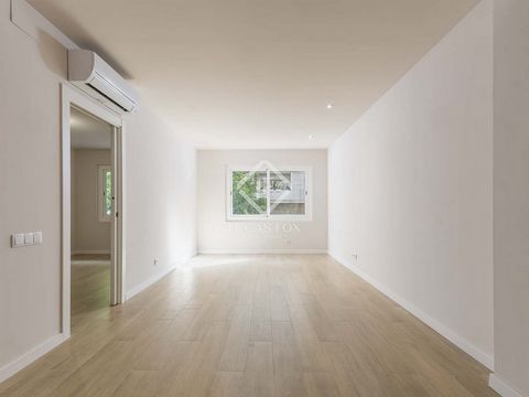 This newly renovated apartment is located on Calle Nápoles, just a few meters from the charming Paseo de Sant Joan. It offers an ideal combination of contemporary design, comfort, and a prime location in the heart of Barcelona's Eixample district. Th...