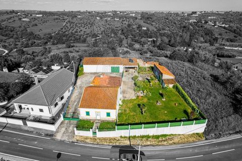 Moradia T3 em Abitureiras com Excelentes Acessos a 10 Minutos de Santarém Descubra esta oportunidade única de investimento em Abitureiras, a apenas 10 minutos de Santarém. Esta moradia T3 oferece um potencial incrível para remodelação personalizada, ...