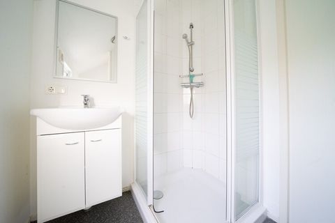Op het in 2018 geopende Resort De Wije Werelt, staan verschillende types, vrijstaande vakantieverblijven. Zo is er een gelijkvloers 4-pers. chalet (NL-6731-07) met twee slaapkamers, beide met twee 1-pers. bedden, al dan niet in een 2-pers. opstelling...