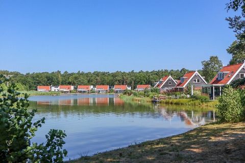 Dit moderne vakantiehuis ligt op het ruim opgezette vakantiepark Resort De Zanding, omringd door natuurgebieden, waaronder het Nationale Park De Hoge Veluwe, op 19 km. ten noordwesten van de gezellige stad Arnhem. Het kleinschalige centrum van Otterl...