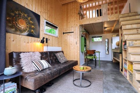 Dit moderne tiny house ligt op het ruim opgezette vakantiepark Resort De Zanding, omringd door natuurgebieden, waaronder het Nationale Park De Hoge Veluwe, op 19 km. ten noordwesten van de gezellige stad Arnhem. Het kleinschalige centrum van Otterlo ...