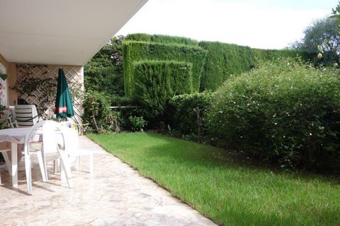 Apartment Stage Garden level, View Grounds, position south east, General condition Good, Kitchen Separate fitted, Heating Collective, Hot water Collective, Total surface area 105 m² Bedrooms 3, Bath 1, Shower 1, Toilet 2, Terrace 2, Garage 1, Cellars...