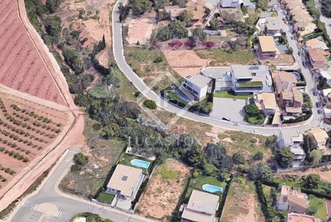 In a new build area of the Alfinach residential community, we find this spectacular plot of almost 2,000 m². It is located in an area away from passing traffic that is very quiet and secure. The plot is located on a hillside but is fairly flat, which...
