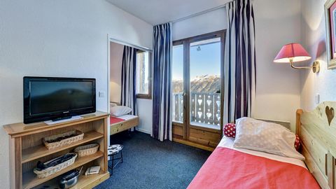 Built in 2003, three-star-residence Vega is near the ski slopes in Risoul. The residence has lifts and all the apartments are comfortable and well equipped, including a private balcony. Just near the slops (300 m) and the skilift Pélinche. Surface ar...