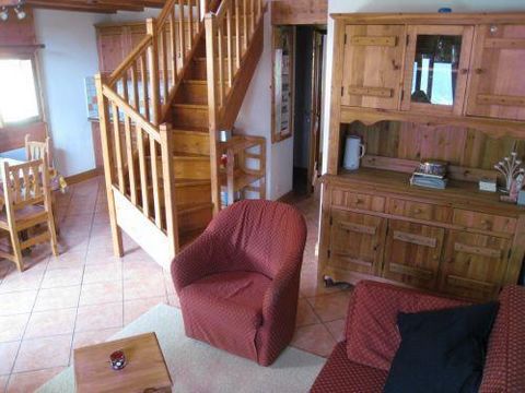 Les Lapons is a quiet residence with a beautiful view over the village and the surrounding mountains. It is located at the top of the area of La Frasse, 1km from the village, 3km from the cable car, 200m from hiking departures. Surface area : about 5...