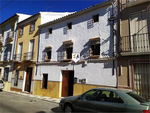 Cette maison andalouse de 284 m2 est située dans la grande ville populaire de Rute, dans la province de Cordoue en Andalousie, en Espagne, célèbre pour la fabrication de bonbons de Noël et pour l'Anís, une boisson typiquement andalouse. À Rute, vous ...