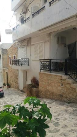 Sitia: Eine sehr charmante Wohnung zum Verkauf in Sitia. Es ist eine Wohnung im Erdgeschoss von 120m2. Es besteht aus einem Wohnzimmer, einer Sitzecke, einer Küche, zwei Schlafzimmern und zwei Bädern. Es gibt einen Flurbereich, einen Korridor, Balkon...