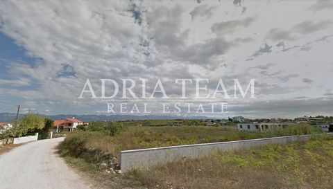 Building land of regular shape for sale, 500 m from the sea, Vrsi - Zadar, PROPERTY DESCRIPTION: For sale are 2 plots, size 742 m2 and size 508 m2, a total of 1250 m2. Dimensions approx. 37m * 21m, and the second plot approx. 37 m * 14 m, all togethe...