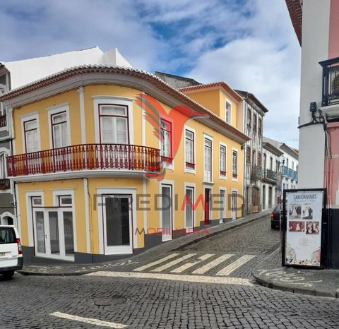 Wij presenteren deze emblematische villa gelegen aan de hoofdstraat van de werelderfgoedstad Angra do Heroísmo. Het traditionele ontwerp van deze villa is gehandhaafd in het herstel /rehabilitatie (jaar 2021). Op de begane grond presenteren we twee r...