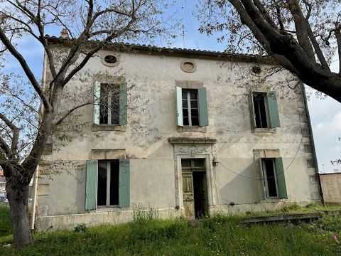 AVIGNON, CHARMING RESIDENCE 10 minutes from the city center In the immediate vicinity of the shops and amenities of CHATEAURENARD This mansion to renovate dates from 1864, its useful surface is approximately 300 sqm, it includes; On the ground floor:...