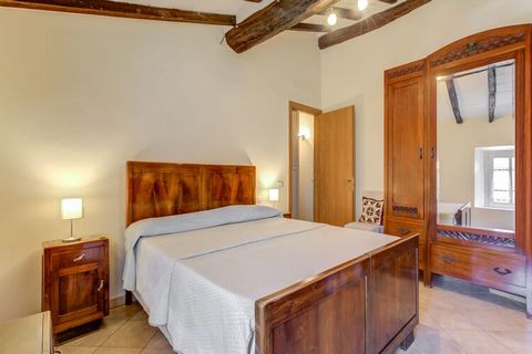 Deze fijne villa in het Italiaanse Camaiore is voorzien van een heerkijk privéterras en een grote, gedeelde tuin. Met 4 slaapkamers die plaats bieden aan 8 personen is het een uitstekende keuze voor een of 2 gezinnen. De accommodatie ligt in een leuk...