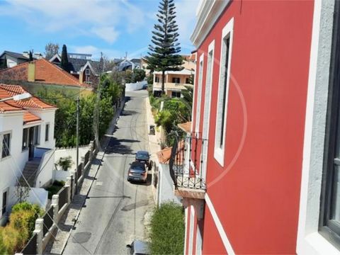 Fully refurbished 2 bedroom apartment in Monte Estoril with sea view. The apartment has 75 sqm and is distributed by living room with a small balcony, kitchen, 2 en-suite bedrooms and a guest bathroom. The building has an elevator. Work to be complet...