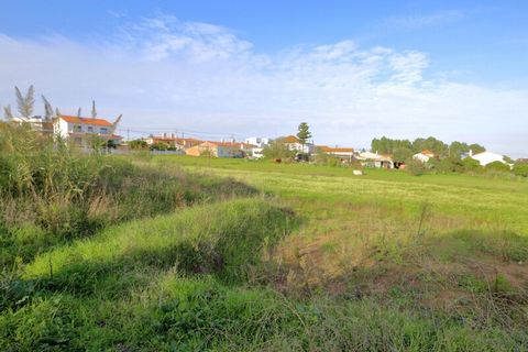 Located in Campo. Plot with 267sqm for construction of 1 fire with 2 basement floors; Implementation Area 130sqm; Gross construction area 345sqm; Excellent sun exposure and great access; Located on the Silver Coast, in a quiet area, close to Caldas d...