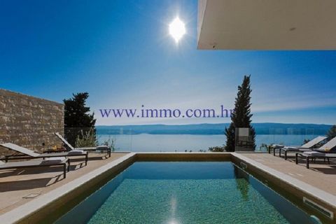 A beautiful newly built villa on three floors is for sale, located on a slope, above the sea and pine trees, under a clear sky and warm sun in the vicinity of the coastal town of Omiš. This villa has three floors whose unhindered communication is pro...