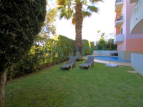 Magnifique appartement de 2 chambres à côté de Praia da Rocha. Communauté fermée avec piscine extérieure, jardin et 2 places de parking, balcon très spacieux, situé à environ 300 mètres du sable de Praia da Rocha et de toutes les commodités et servic...