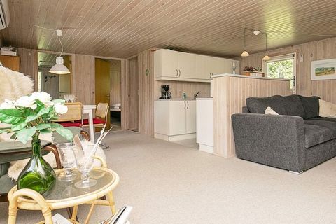 Maison de vacances située sur un grand terrain naturel à seulement env. 300 mètres du Limfjord. La maison est meublée avec salon et cuisine combinés avec TV et poêle à bois. La cuisine est combinée avec le salon et dispose d'i.a. plaque vitrocéramiqu...