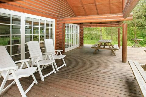 Idyllic log house with whirlpool and sauna and plenty of space for the large family. The cottage is located in beautiful nature with only approx. 1 km to the beach at Lyngså. The log cabin is nicely decorated with an open kitchen-dining room and livi...