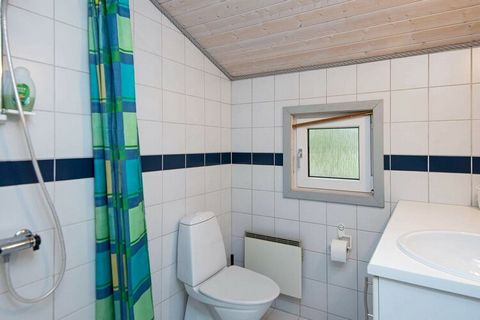 Zadbany i osobiście urządzony domek położony w Arrild Ferieby na pięknym terenie z wysokimi drzewami. Znajdują się tu dwie dobre sypialnie, jasna łazienka z prysznicem oraz przestronna kuchnia/salon w otwartym połączeniu z salonem, w którym znajduje ...