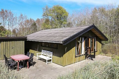 Cottage plus ancien près d'Ålbæk situé sur un terrain naturel à env. 250 m sur une plage adaptée aux enfants dans une zone pittoresque, où il est possible de profiter d'expériences de la nature et des animaux. Le chalet est meublé simplement avec deu...