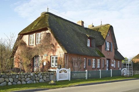 Gezellig vakantieappartement in een prachtig vakantiehuis met rieten dak, op slechts 3.500 meter van Wyk. Het huis is een ideaal startpunt voor fietstochten en wandelingen om het eiland Föhr te ontdekken. Sluit de dag af in de tuin en geniet van de r...