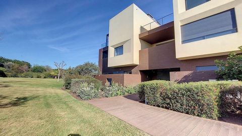 Fantástico Apartamento Duplex T3, inserido em condomínio privado de luxo, com segurança 24 h por dia com lindíssimos jardins (terreno com a área total de 69.441 m2), dois lugares de estacionamento, arrecadação na cave para arrumos, dois grandes terra...