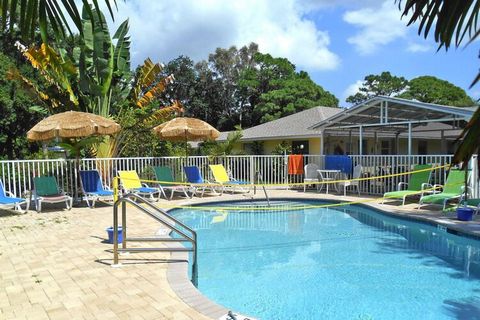 Small family run holiday complex with private pool in a beautiful location on the Florida Gulf Coast. Look forward to a great vacation near beautiful beaches and exciting excursion destinations. Your landlords are from Germany and are happy to give y...