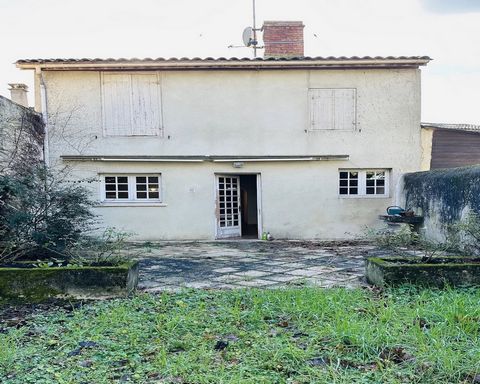 Located in the center of Casteljaloux, close to all amenities, come and discover this charming town house of about 190m2, on two levels. It is composed on the first floor of a living room, a dining room with fireplace, a kitchen, an office, a storero...
