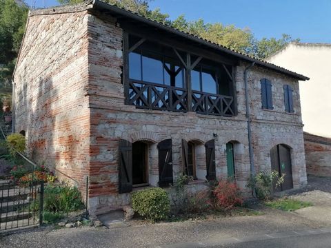 EXCLUSIVE TO BEAUX VILLAGES! Large stone and Toulouse brick house with land and swimming pool situated on the edge of one of the most beautiful villages in France, Auvillar, Tarn et Garonne. The house, in good general condition and well maintained, n...