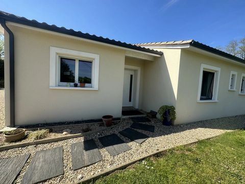 Come and discover this beautiful ensemble, consisting of a contemporary bungalow built in 2017 and its guest house, located in a quiet area and close to all amenities. The main house offers a magnificent living room / kitchen of over 40m2, 3 bedrooms...