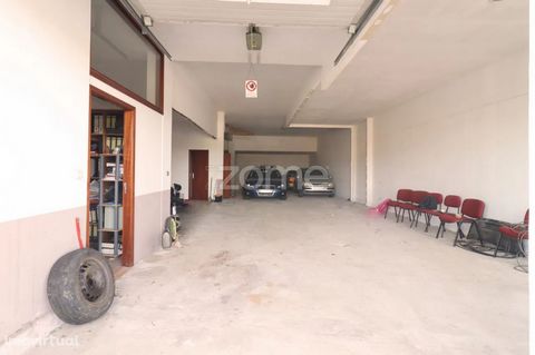 Property ID: ZMPT552963 Commercial store with 177 m2 - Martim - Barcelos - Store area: 177 m2 -Office - Bathroom. - Man door with lizard grille - Automatic gate - Good sun exposure - Good access - Proximity to the A11 motorway junction 3 reasons to b...
