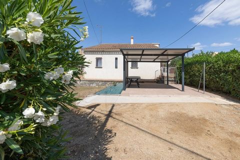 Con licenza di noleggio! Nella tranquilla urbanizzazione di Mas Bosca, questa casa si trova su un terreno di 646m2. La casa del 1969 offre un grande potenziale; Puoi aggiungere un piano, ricostruirlo e il giardino si presta alla costruzione di una pi...