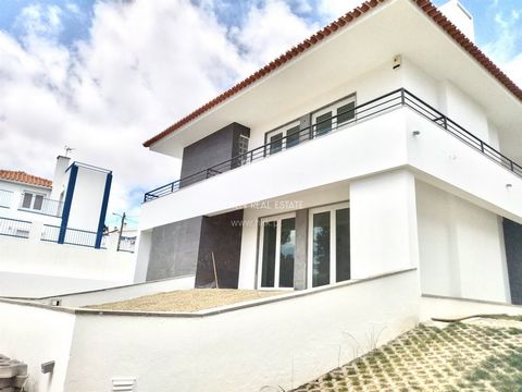 Spacious 4 bedroom villa in São João do Estoril, consisting of two floors. Floor 0: Large living room with electric fireplace and plenty of natural light, access to the garden and office. Equipped kitchen and social bathroom. Floor 1: Suite with buil...