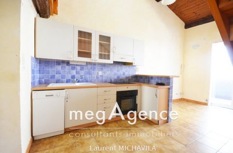 À Villeneuve-lès-Béziers, at the crossroads of beaches, transportation, and all facilities, this village house, in need of renovation, is located 50m from the Canal du Midi. On the ground floor, it offers a large 20m2 garage for one vehicle, a bedroo...
