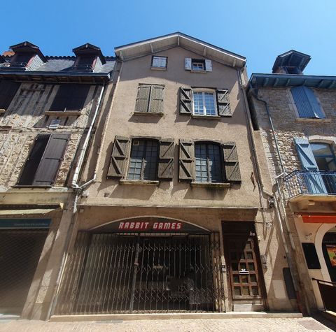 This building comprises commercial premises with a large duplex back office and flats arranged around a beautiful, light-filled stairwell. On the ground floor is the shop with a storeroom and toilets (50 m² in total). On the first floor is the privat...