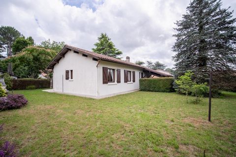 In Seignosse village, in a quiet area, detached house built in 1979 on a plot of 750 m2. It consists of a living room with fireplace, a dining area, a fitted kitchen, a corridor leading to two bedrooms, a bathroom and separate toilets. A small annex ...